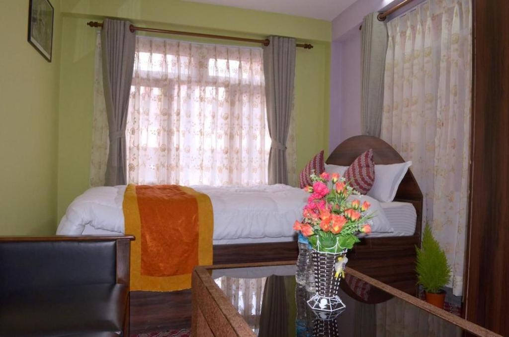 Oyo 492 Hotel Yeti Home Kathmandu Exterior photo